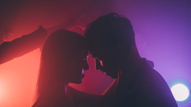 Couple dans la discothèque