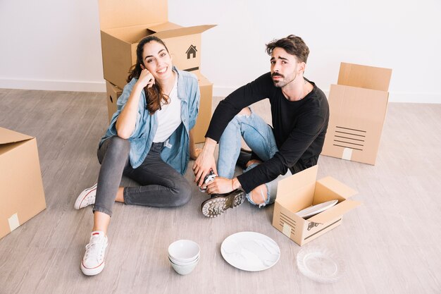 Couple dans un nouvel appartement