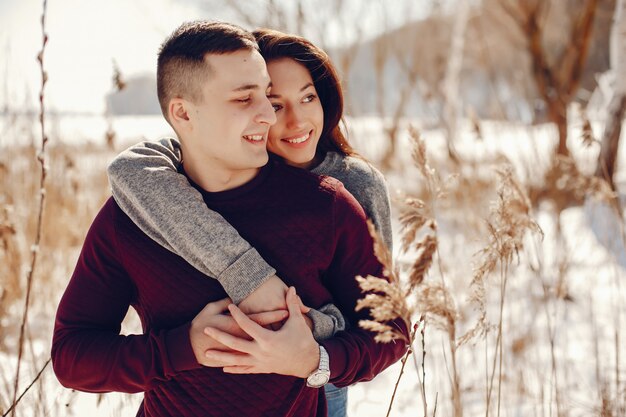 Couple dans un parc d&#39;hiver