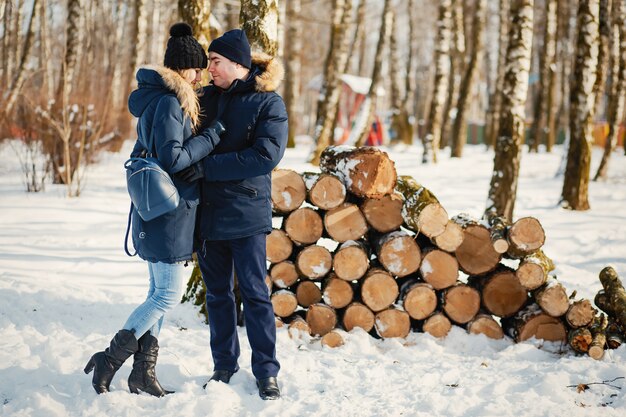 Couple dans un parc d&#39;hiver