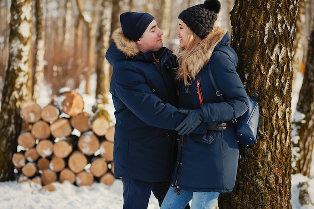 Photo gratuite couple dans un parc d'hiver