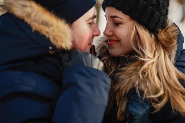 Photo gratuite couple dans un parc d'hiver