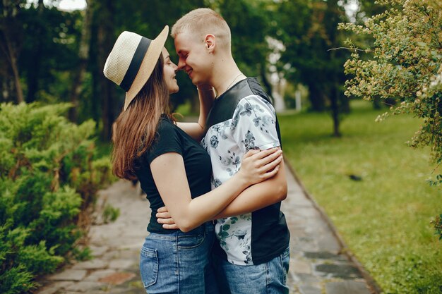 Couple dans un parc