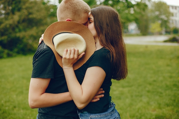 Photo gratuite couple dans un parc