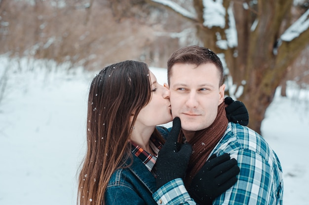 Photo gratuite couple dans un parc