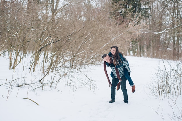 Photo gratuite couple dans le parc