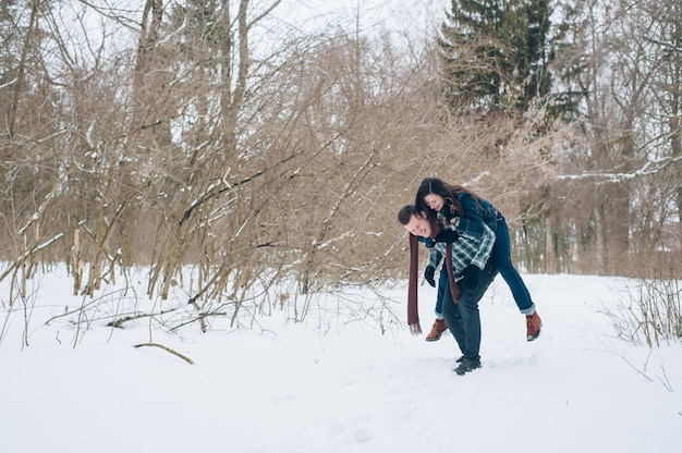 Photo gratuite couple dans le parc