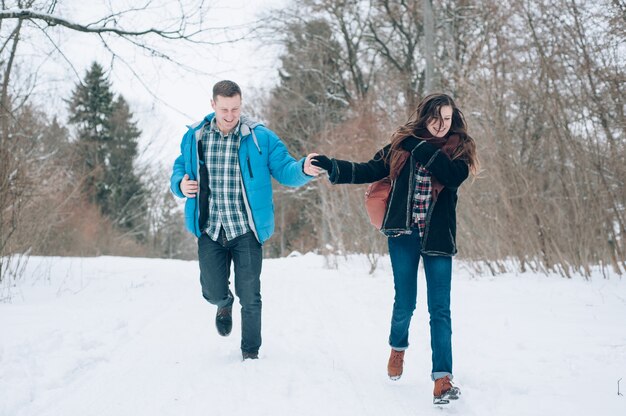 Photo gratuite couple dans le parc