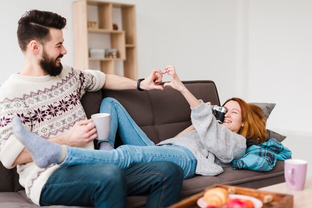 Couple, dans, salle de séjour, jouer