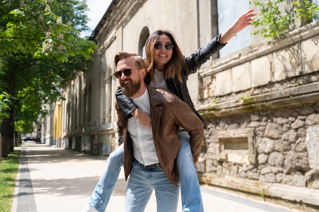 Couple dans des vestes en cuir synthétique ferroutage à l'extérieur