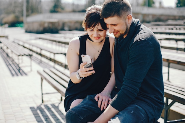 Photo gratuite couple dans une ville d'été