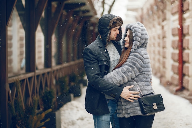 Photo gratuite couple dans une ville d'hiver