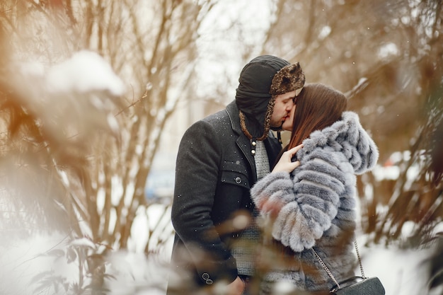 Couple dans une ville d&#39;hiver