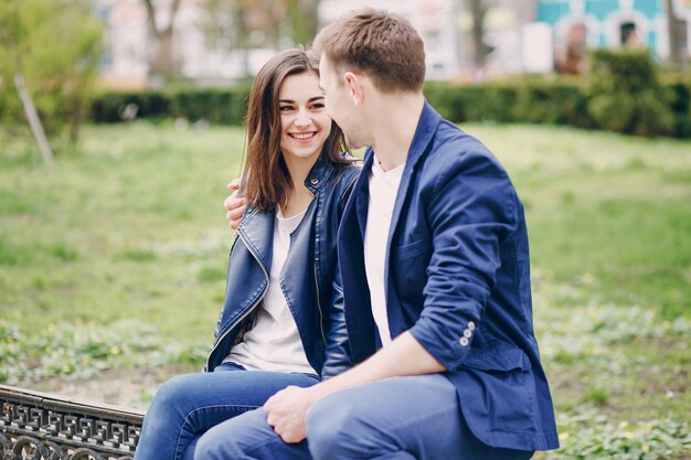 couple dans une ville