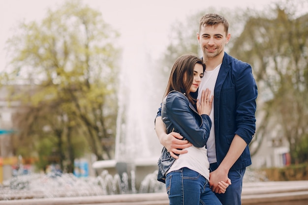 couple dans une ville