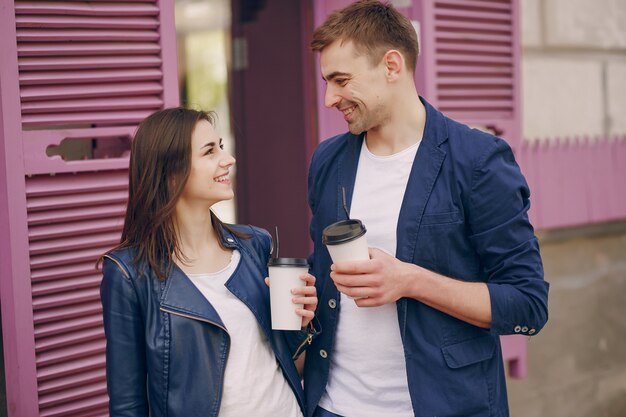 couple dans une ville