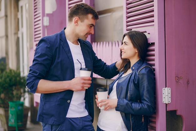 couple dans une ville