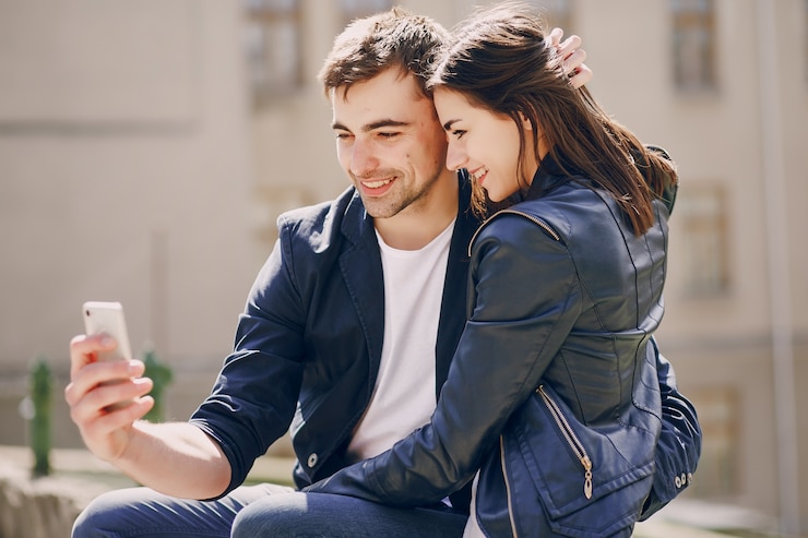 Photo gratuit couple dans une ville