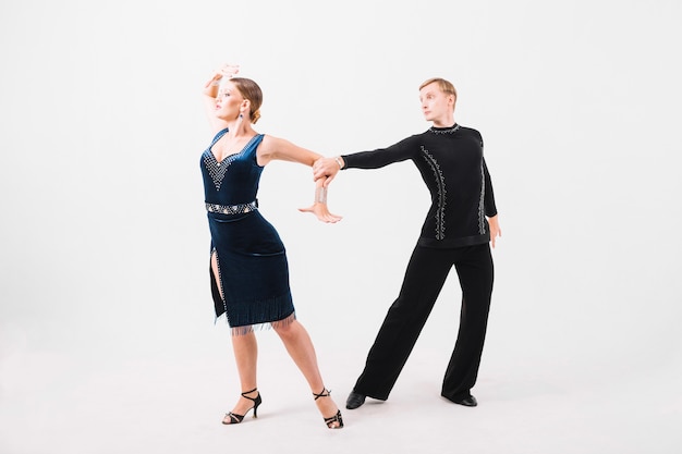 Couple dansant la danse émotionnelle