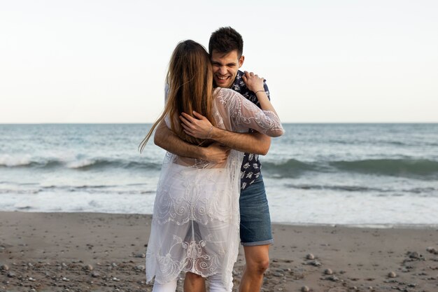 Couple dansant ensemble à la plage