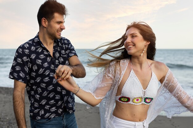 Couple dansant ensemble à la plage