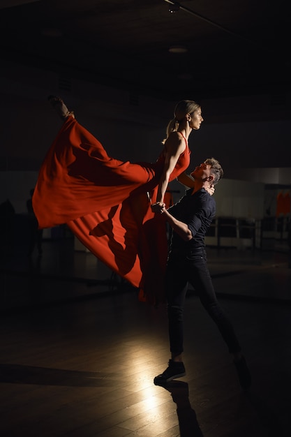 Couple de danse passion, femme sautant