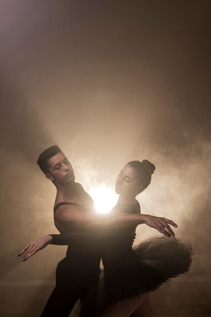 Photo gratuite couple de danseurs haute performance