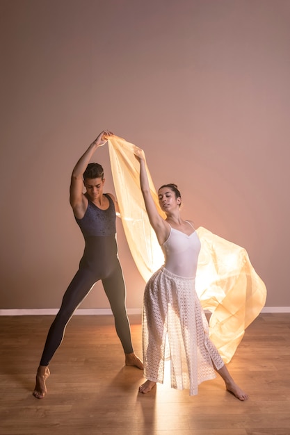 Couple de danseurs de vue de face posant ensemble