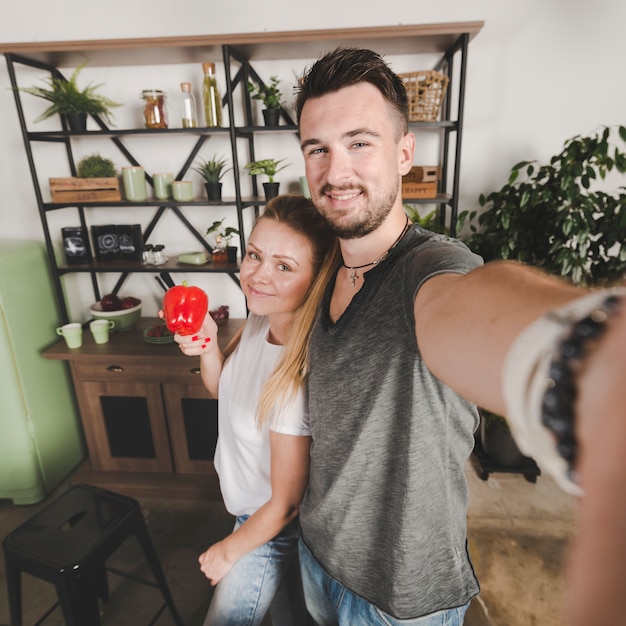 Photo gratuite couple debout dans la cuisine en prenant selfie