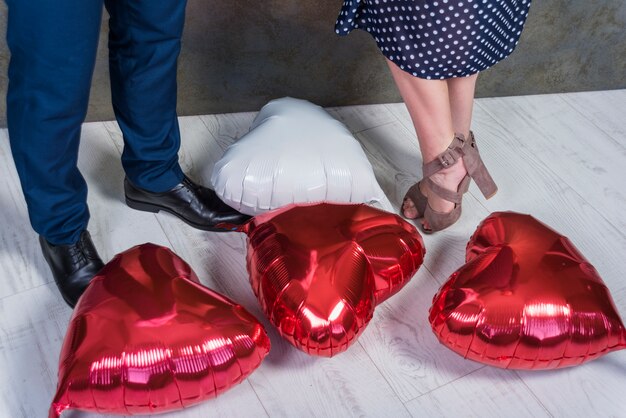 Couple, debout, étage, à, ballons coeur