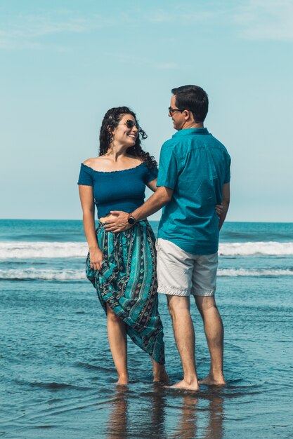 Couple, debout, plage, mer, câliner