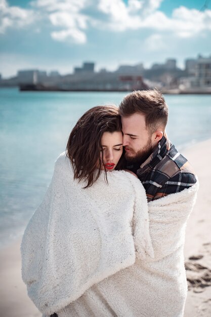 Couple, debout, plage, poser