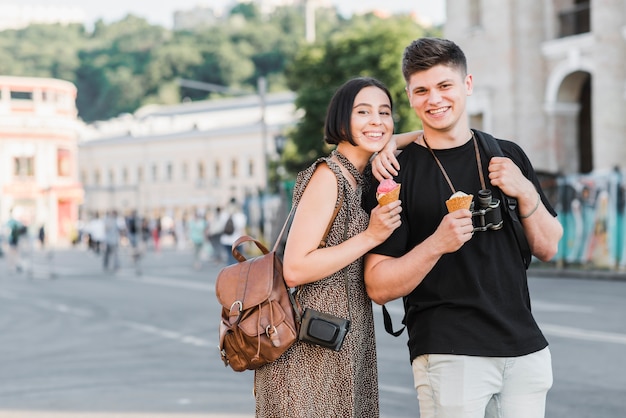 Couple debout sur la rue avec de la crème glacée