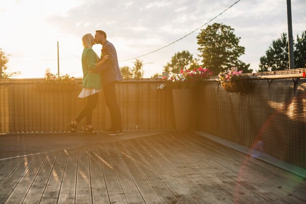 Couple debout sur le toit s&#39;embrassant