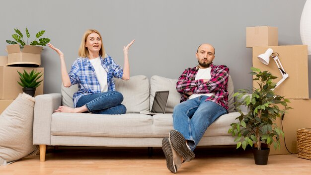 Un couple déménage dans une nouvelle maison.