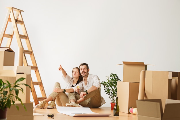 Couple déménageant dans une nouvelle maison.