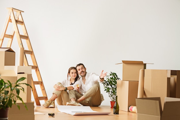 Couple déménageant dans une nouvelle maison.