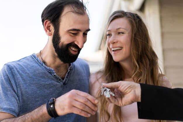 Couple déménageant dans une nouvelle maison