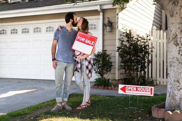 Photo gratuite couple déménageant dans une nouvelle maison