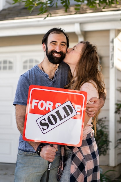 Couple déménageant dans une nouvelle maison