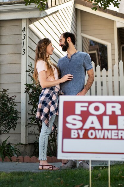 Couple déménageant dans une nouvelle maison