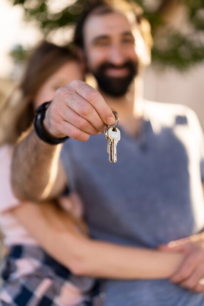 Couple déménageant dans une nouvelle maison