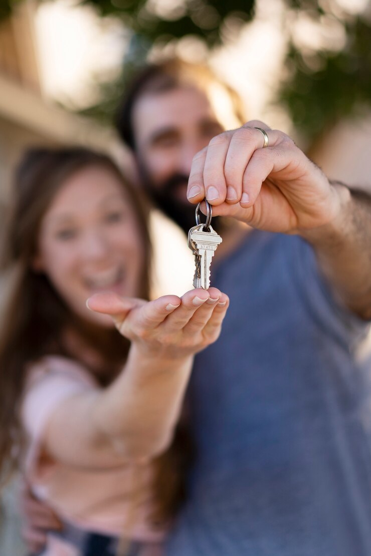 Photo gratuit couple déménageant dans une nouvelle maison