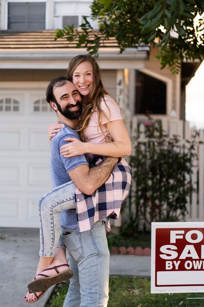 Couple déménageant dans une nouvelle maison