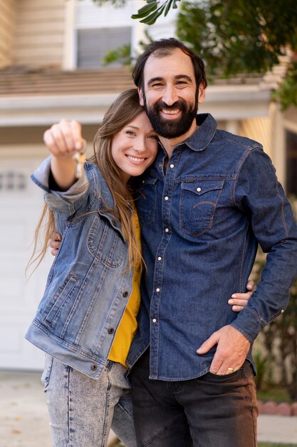 Couple déménageant dans une nouvelle maison