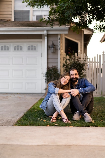 Couple déménageant dans une nouvelle maison