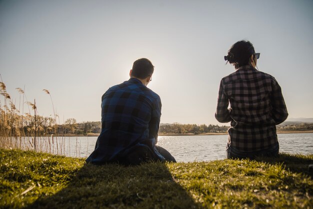 Un couple détendu reposant sur la pelouse