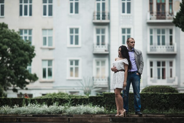 Couple détendue avec la construction de fond