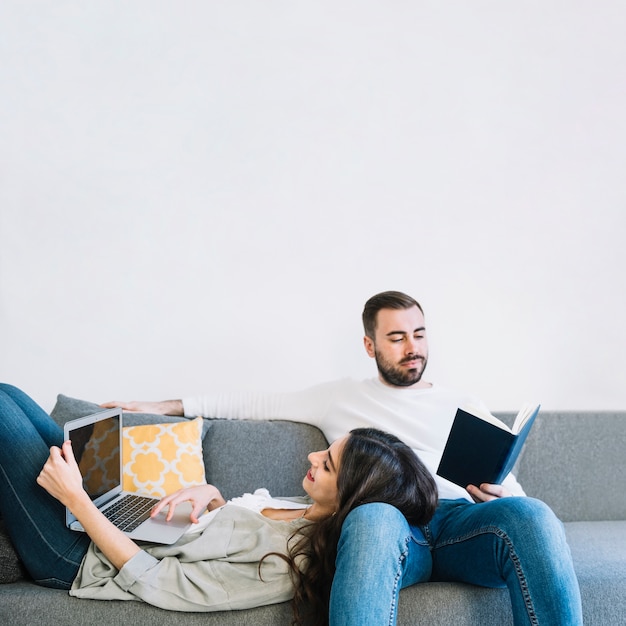 Couple de détente sur le canapé