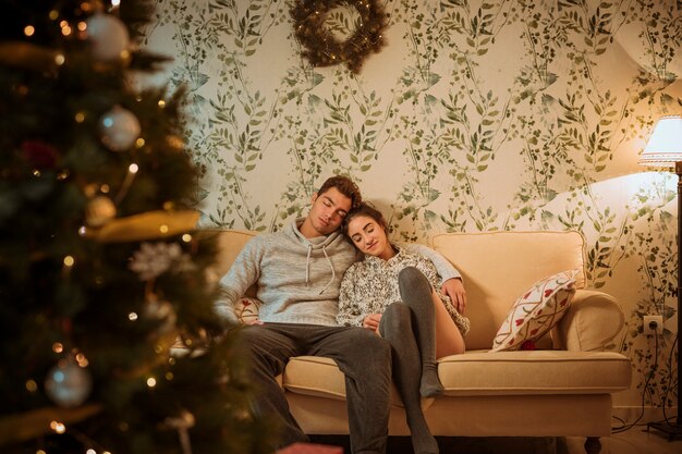 Couple de détente sur le canapé